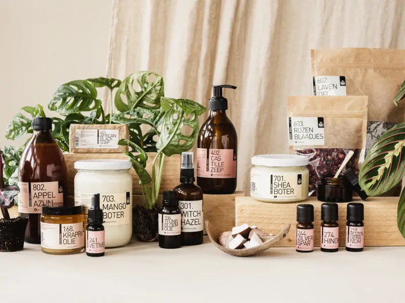 Flesjes, potjes en zakjes van Natural Heroes tussen planten